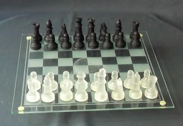 Jogo de xadrez em vidro , com tabuleiro ( 35 x 35 cm)