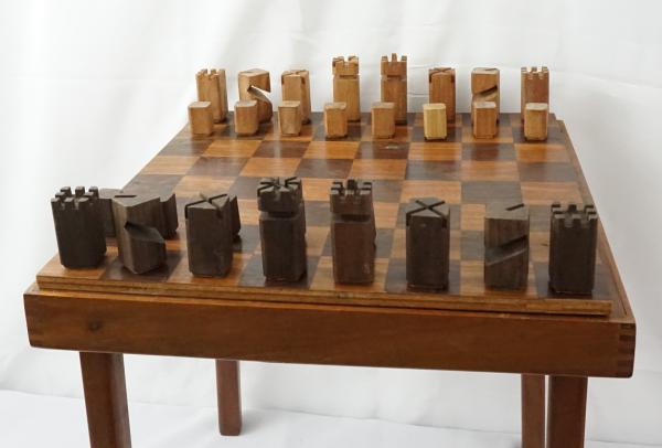 vista lateral do tabuleiro de xadrez de madeira com peças de