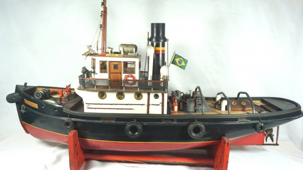 Barco rebocador brasileiro à vapor "Juliana Rio" medindo 108 x 31 x 54 cm