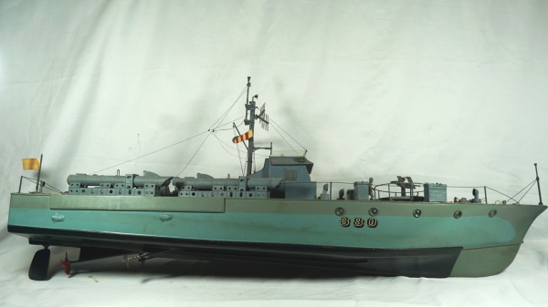 Barco de guerra n 380 medindo 108 x 26 x 41 cm.