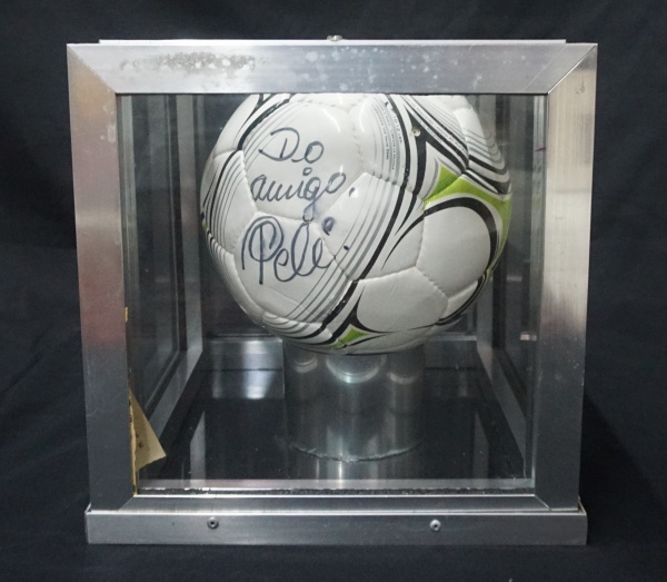 Bola Oficial da Penalty, assinada pelo Rei Pelé, em 2014 na inauguração de energia cinética da Shell