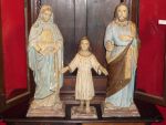 SAGRADA FAMÍLIA. Três imagens de madeira policromada e olhos de vidro (no estado) Alts. Jesus 49 cm Maria e José 67 cm
