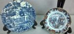 Dois pratos de porcelana, sendo: 1 prato fundo azul e branco THE HUNTER BY MYOTT, decorado com cena campestre ( diâm.22 cm) e 1 de sobremesa com decoração chinesa CANTON(diâm. 18 cm)