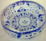 Belíssimo bowl de cristal , ricamente lapidado com estrela , azul e branco . Medidas 9,5 x 27 x 27 cm