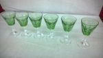 Seis taças de cristal na cor verde e  base branca, lapidação dedão.