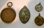 COLECIONISMO. Quatro antigos pingentes comemorativos  em  bronze e metal.