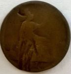 Antiga moeda em bronze ( marcas do tempo).