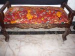 Banco da indonésia em madeira entalhada , assento forrado em tecido decorado com  plantas, flores e pássaros. Medidas 59 x 110 x 51 cm.