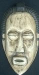 Máscara africana em madeira entalhada e pintada. Medias 28 x 16 cm