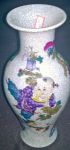 Vaso de porcelana chinesa craquelado e decorado com figuras de crianças. Alt. 26 cm