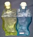 Dois antigos perfumeiros em vidro nas cores azul e verde . Alt. 20 cm