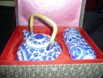 Bule para chá com 5 copinhos em porcelana chinesa azul e branca . Na caixa e sem uso.