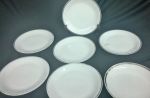Sete pratos de porcelana nacional RENNER(marcas do tempo e uso).