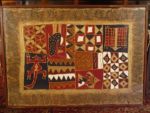 Pintura africana sobre tecido, medindo 74 x 104 cm. Emoldurado