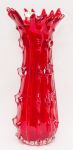 Imponente vaso de Murano decorado com relevos imitando espinhos em seu corpo e seu bocal, na tonalidade vermelha.Alt:45 cm.