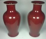 Par de vasos em porcelana chinesa,"sangue de boi".Alt:36 cm.