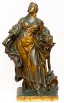 FRANCESCO LADETTE (Charles François Ladatte, 1706-1787). Escultura de bronze dourado e patinado representando Judith vitoriosa, segurando a cabeça de Holofernes.  Assinatura não encontrada.(Peça semelhante se encontra no Museu do Louvre ). Alt. 54 cm.