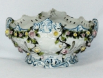 Centro de mesa de porcelana branca pintada a mão, decorado com volutas vazadas em azul e  flores em relevo . Medidas 14 x 15 x 23 cm