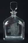 Garrafa em cristal Sueco Orrefors ricamente lapidada com motivos navais e monograma "C.B.M.". Assinada pelo lapidador: Landberg. Selada e numerada. Med.: 25x14 cm.