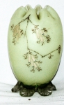 Vaso de cristal no formato ovóide, pintado na cor verde , decorado com plantas . Alt. 15,5 cm.