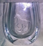 Pequeno vaso em grosso cristal , decorado com figura de Cavalo.Assinado . Alt. 10 cm