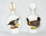 Duas licoreiras em vidro leitoso, decoradas com figuras de aves , FIELD BIRDS - PRAIRIE CHICKEN - 1969 - edition nr 3 ( uma com bicado na tampa)