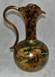 Bela jarra de porcelana craquelê chinesa satsuma, com cenas de caça, alça e adorno em cor de ouro. ALT  32 cm