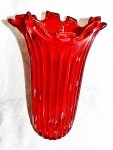 Belo vaso alto vidro de murano na cor vermelho, decorado com frisos e bolhas, borda recortada. ALT 38 cm