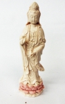 Estatueta de porcelana oriental, representando deusa na cor rosa. ALT 30 cm ( pequeno defeito no dedo )