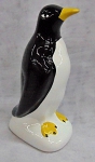 Escultura de cerâmica, representando pinguim de geladeira. ALT 22 cm