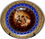 Prato com alça de porcelana europeia, com cena de crianças brincando. Borda decorada com frisos dourado ,26 x 24 cm