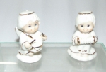 Mati Fiero par de mine esculturas, representando anjinhos tocadores de porcelana espanhola, alt 8 cm  e porta algodão de faiança decorado com sinos. ALT 12 cm