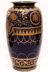 Excepcional vaso de porcelana oriental, decoração européia, na cor azul cobalto, fartamente decorado com rosáceas, perolados e folhagens em dourado e esmaçtes. marca no fundo. Alt. 61 cm