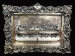 Belíssimo e rico trabalho em prata portuguesa AGUIA, contrastada, representando Santa Ceia. Medidas 58 x 76 cm. Peso 3.930 gr