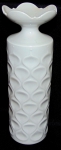 Vaso de porcelana de MEISSEN, na cor branca, corpo  no feitio de dedos e boca na forma de flor. Alt. 23 cm
