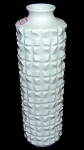 Vaso de porcelana de MEISSEN, na cor branca , corpo com pontilhado. Alt. 23 cm
