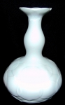 Vaso bojudo de porcelana de MEISSEN, na cor branca, decorado com gotas, boca na forma de flor. Alt. 20 cm