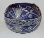 Grande vaso redondo de cristal tcheco, double azul, decorado com motivos floraisd. Medidas 21 x 25 x 12 cm