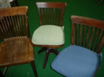 Três cadeiras de madeira nobre com encosto ripado , sendo : 2 giratórias.