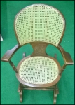 Cadeira de balanço com molas , encosto e assento em palhinha sintética.