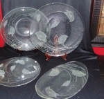 Conjunto de mesa jantar em grosso vidro trabalhado, contendo: fruteira , saladeira ,  bandeja oval e prato para bolos