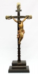 Crucifixo e Cristo em madeira policromada, placa com inscrição I.N.R.I e ponteiras em metal prateado. Brasil. Século XVIII. Medidas:  cruz 60 x 24 cm Cristo 26 x 15cm
