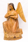 Imagem em madeira entalhada e encerada, representando Anjo em posição de reverência com asas removíveis. Século XVIII Alt. 61 cm