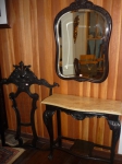 Conjunto de quarto de madeira nobre, estilo D. João V composto de: penteadeira com tampo de mármore claro, medindo 93 x 37 cm.,  espelho e cabeceira de cama para solteiro, ricamente entalhada.