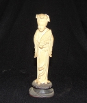 Estatueta chinesa em marfim, representando Gueixa. Século XIX. Alt. 11 cm.