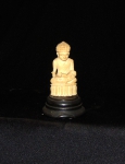Estatueta chinesa de marfim , representando Buda. Século XIX. Alt. 6 cm