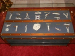 Baú rústico com tampo de vidro forrado com tecido e decoração  náuticos. Medidas 120 x 70 cm.