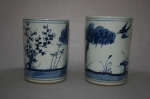 Par de vasos de porcelana chinesa azul e branca, decorada com arvores e passaros.  Alt. 13 cm