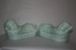Par de travesseiros de porcelana chinesa CELADON, representando Casal de crianças. Medidas 24 x 13 cm.