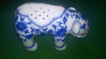 Paliteiro de porcelana VISTA ALEGRE, decoração ao gosto CIA DAS INDIAS, representando elefante nas cores azul e branco com flores. Medidas 8 x 12 x 5 cm